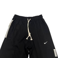 Pantalones deportivos Nike blancos y negros