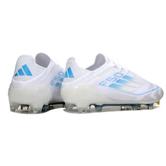 Bota de fútbol Adidas F50 Primeknit Elite blanca y azul claro para terreno firme (FG).