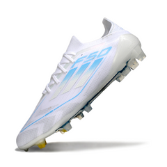 Bota de fútbol Adidas F50 Primeknit Elite blanca y azul claro para terreno firme (FG).