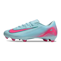 Botas de fútbol Nike Zoom Mercurial Vapor 16 Academy azul claro y rosa para terreno firme (FG).