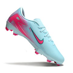Botas de fútbol Nike Zoom Mercurial Vapor 16 Academy azul claro y rosa para terreno firme (FG).