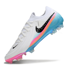 Botas de fútbol Nike Phantom GX2 Elite blancas, azul claro y rosa para terreno firme (FG).