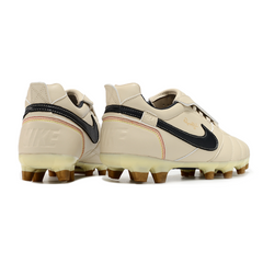 Botas de fútbol Nike Tiempo R10 Legend Elite con lengüeta en beige y negro para terreno firme FG