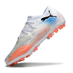 Botas de fútbol Puma Future 8 Low Cut AG para césped artificial, color blanco, naranja y azul