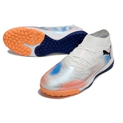 Bota de fútbol Puma Future 8 Turf TF blanca, naranja y azul claro