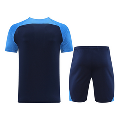 Completo da allenamento Nike blu scuro con maglietta e pantaloncini