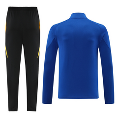 Conjunto Adidas Cold Set azul, amarillo y negro: camiseta y pantalón con cremallera de un cuarto.