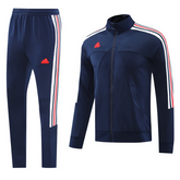 Conjunto Adidas Cold Set azul oscuro, blanco y rojo: chaqueta y pantalón.