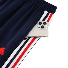 Conjunto Adidas Cold Set azul oscuro, blanco y rojo: chaqueta y pantalón.