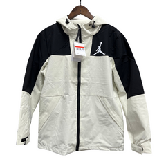 Chaqueta cortavientos Jordan beige y negra