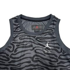 Camiseta sin mangas Jordan a rayas negras y grises