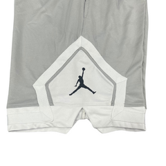 Pantalones cortos Jordan grises y blancos