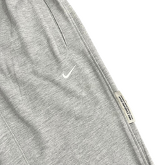 Pantalones deportivos Nike grises y blancos
