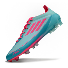 Botas de fútbol Adidas F50 Elite azul claro y rosa para terreno firme (FG).
