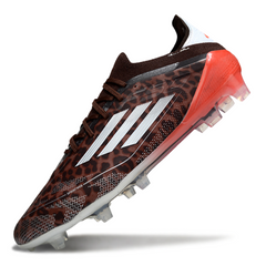 Bota de fútbol Adidas F50 Primeknit Elite marrón y roja para terreno firme (FG).