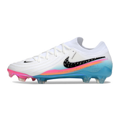 Botas de fútbol Nike Phantom GX2 Elite blancas, azul claro y rosa para terreno firme (FG).