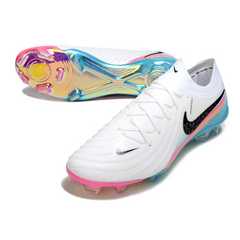 Botas de fútbol Nike Phantom GX2 Elite blancas, azul claro y rosa para terreno firme (FG).
