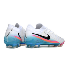 Botas de fútbol Nike Phantom GX2 Elite blancas, azul claro y rosa para terreno firme (FG).