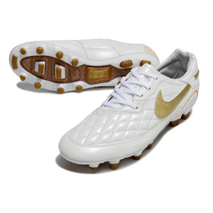 Botas de fútbol Nike Tiempo R10 Legend Elite blancas y doradas para terreno firme (FG).