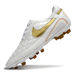 Botas de fútbol Nike Tiempo R10 Legend Elite blancas y doradas para terreno firme (FG).
