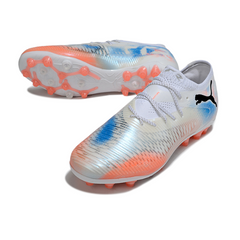 Botas de fútbol Puma Future 8 Low Cut AG para césped artificial, color blanco, naranja y azul