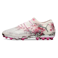 Botas de fútbol Puma Future 8 Low AG para césped artificial, color blanco y rosa