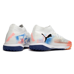 Bota de fútbol Puma Future 8 Turf TF blanca, naranja y azul claro