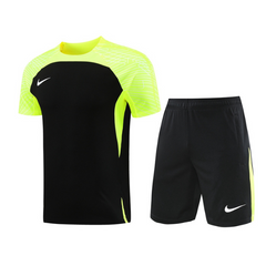 Conjunto de entrenamiento Nike negro y verde claro: camiseta y pantalones cortos.