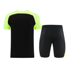Conjunto de entrenamiento Nike negro y verde claro: camiseta y pantalones cortos.