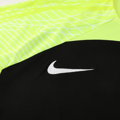Conjunto de entrenamiento Nike negro y verde claro: camiseta y pantalones cortos.
