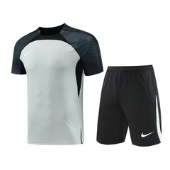 Conjunto de entrenamiento Nike gris: camiseta y pantalones cortos.