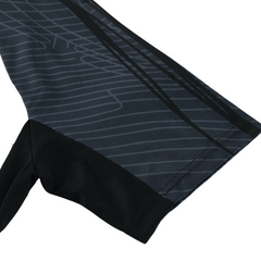 Conjunto de entrenamiento Nike gris: camiseta y pantalones cortos.