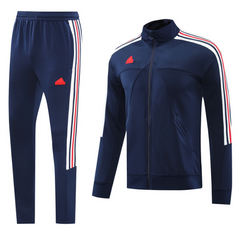 Conjunto Adidas Cold Set azul oscuro, blanco y rojo: chaqueta y pantalón.