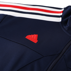 Conjunto Adidas Cold Set azul oscuro, blanco y rojo: chaqueta y pantalón.