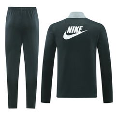 Conjunto de chaqueta y pantalón Nike Cold Set en verde y gris