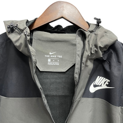 Giacca a vento Nike verde e nera 