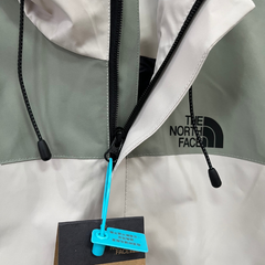 Chaqueta cortavientos verde y blanca de The North Face