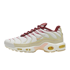 Zapatillas casuales Nike Air Max Plus TN en color vela y rojo equipo